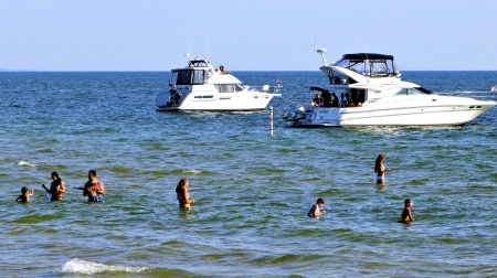 Powerboats-Beach_Swimmers-Lake_Michigan-IMG_5786-450px